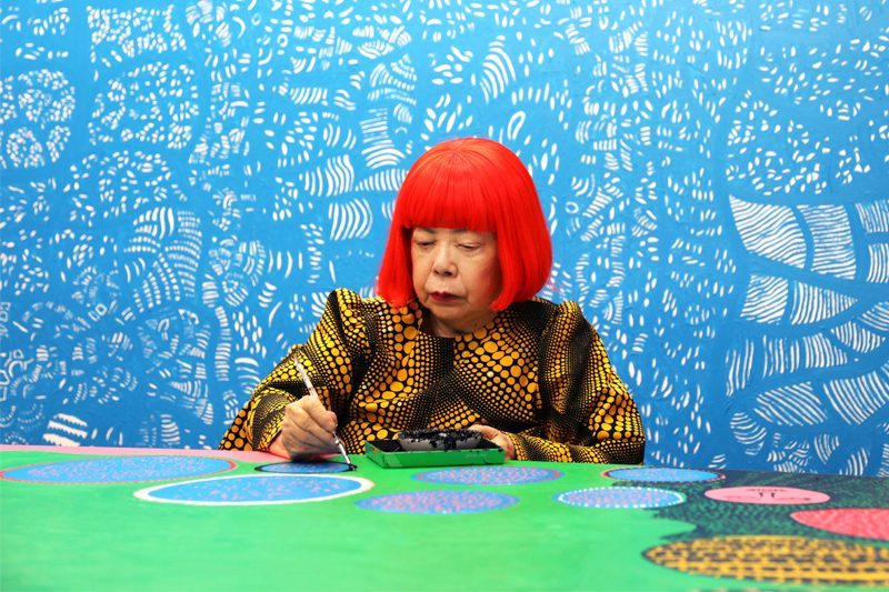 Retrato de primer plano de Yayoi Kusama